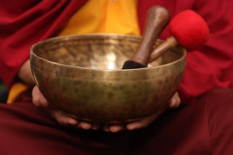 Bol tibetan, terapeutic, lucrat manual, Nepal, 7 metale, ochi de tigru, Terapie Sonora & Meditatie, 23 cm, Bat & Suport matase (F74L)